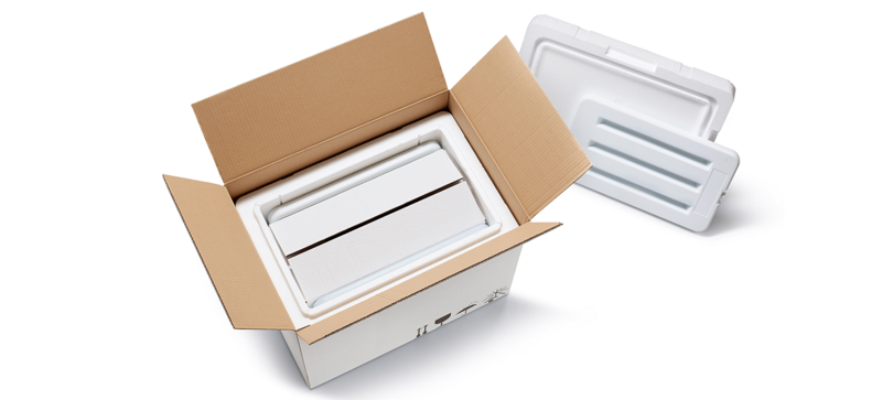 Ein Karton mit einer weißen Isolierbox und einem weiteren Innenkarton sowie Kühlakkus