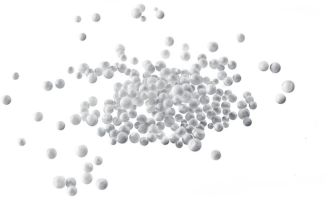 Weiße Rohstoffperlen von expandiertem Polystyrol